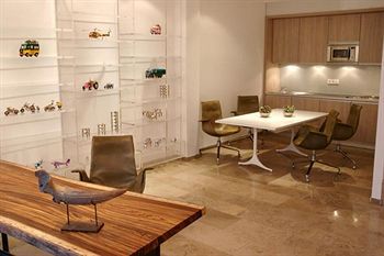 Burns Art & Culture Hotel 4*