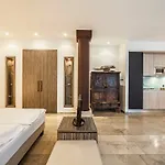 Burns Art & Culture Hotel